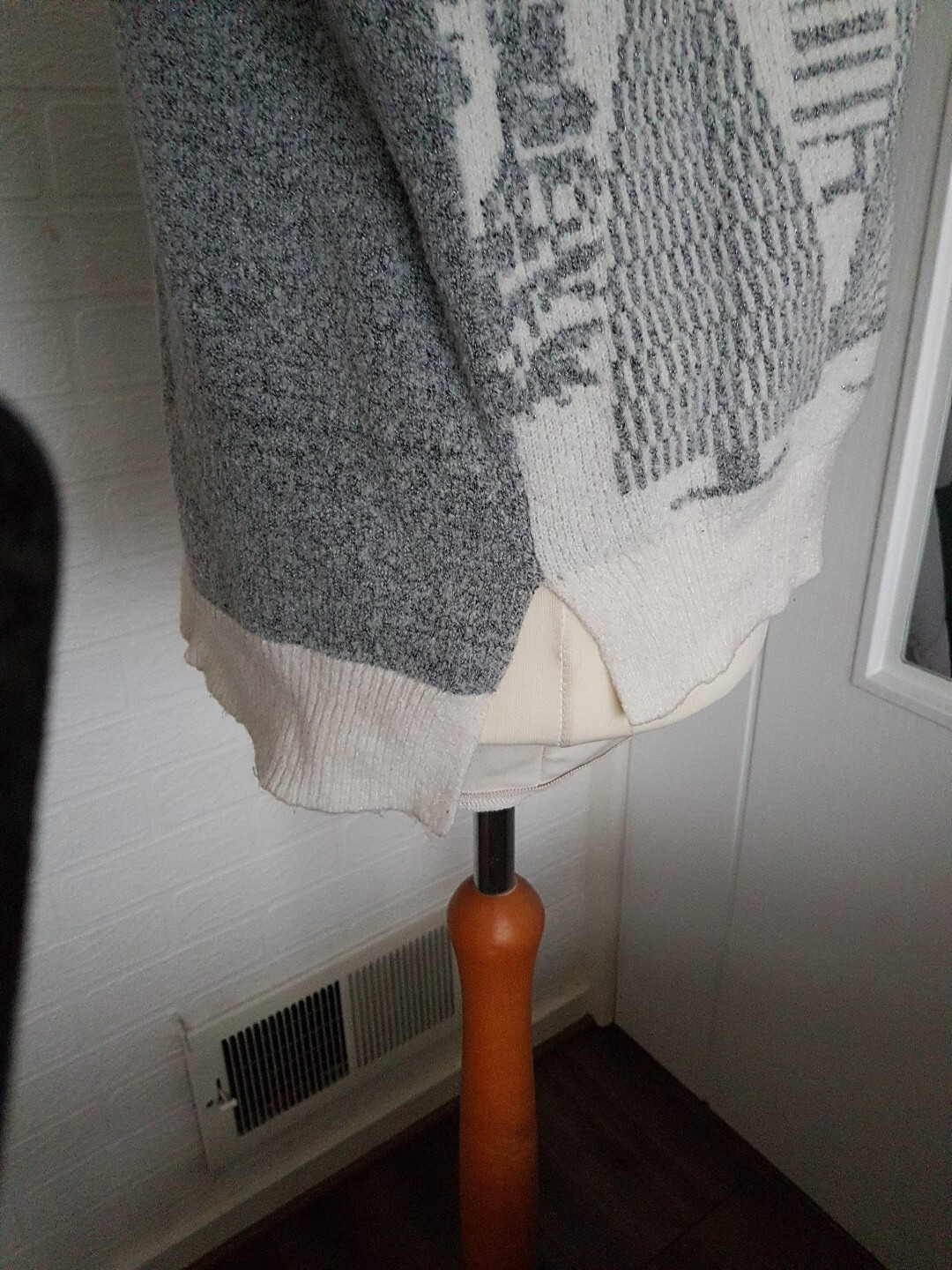 Ladies Christmas Jumper Size 18 Grey & Cream winter village scene