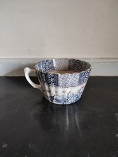 Tasse ancienne en faïence Terre de Fer modèle DENTELLE