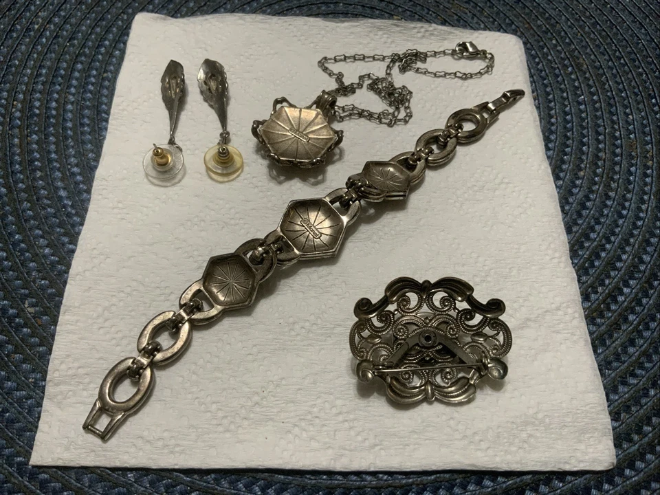 Juego bisutería (2 Monet y 2 Desconocidos) Foto 2 de 2