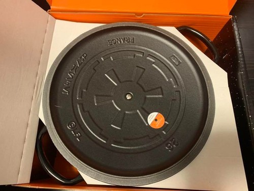 Le Creuset Star Wars Darth Vader Signature Cocotte Ronde 26cm Shiny Black UNUSED - Picture 9 of 24