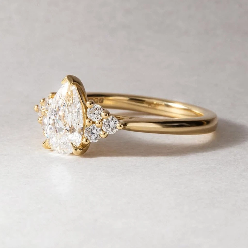 Anillo de compromiso de diamantes cultivados en laboratorio IGI 2,50 quilates corte pera E VS1 en oro amarillo de 14 k Foto 3 de 4