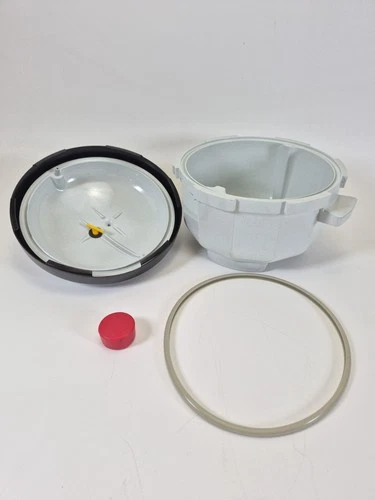 Vintage Nordic Ware Tender Cooker Microwave Oven Pressure Cooker 2.5 Quart White