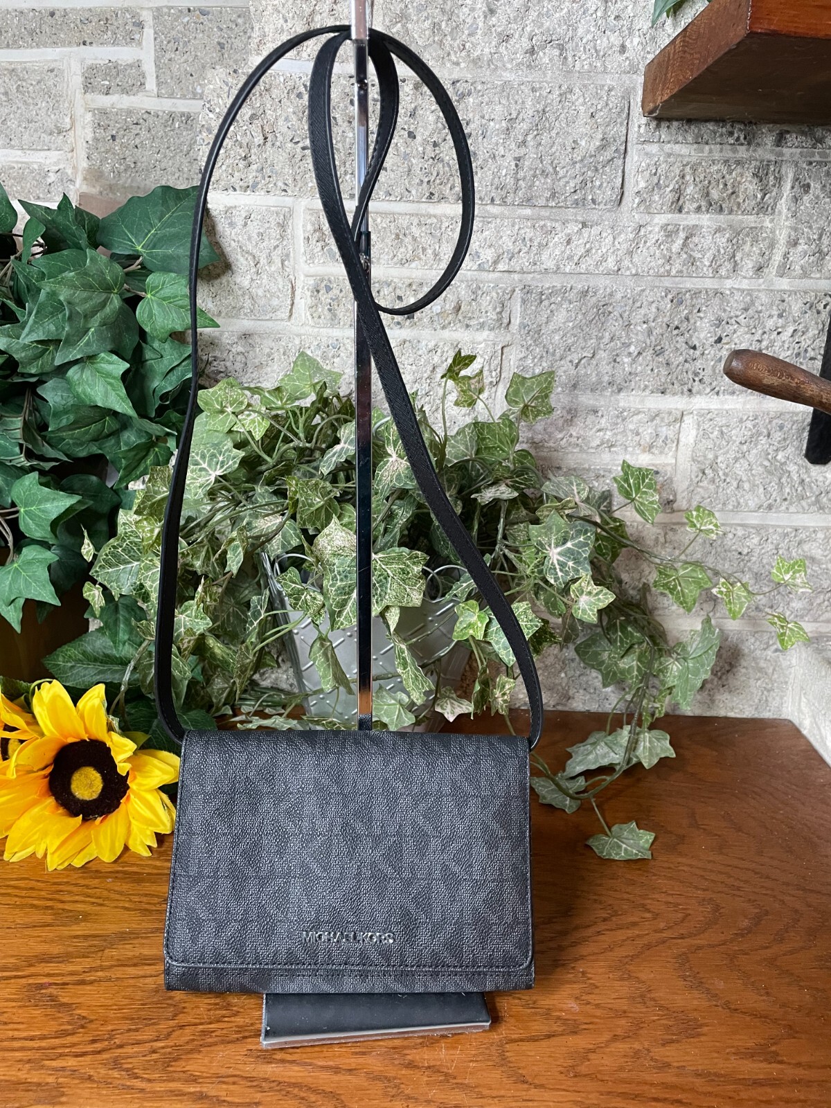 MICHAEL KORS JET SET MULTIFUNCTION CROSSBODY CLUT… - image 1