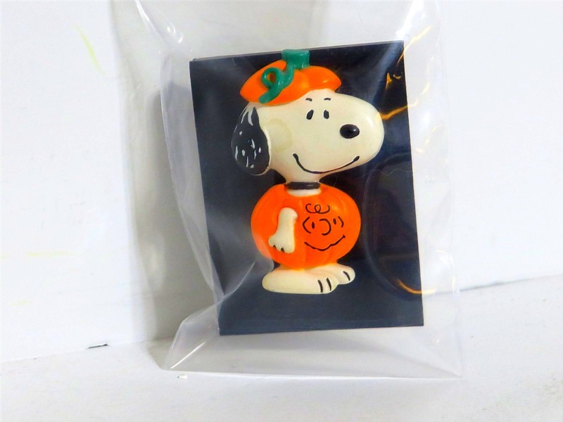 SNOOPY PEANUTS CHARLIE BROWN HALLMARK VINTAGE HALLOWEEN JEWELRY PIN FIGURE