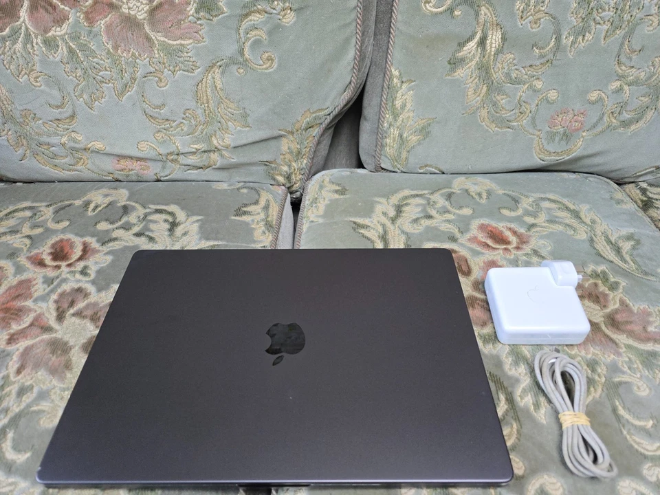 Apple MacBook Pro 16" M4 Max · 128GB · 1TB, photo 2 of 5
