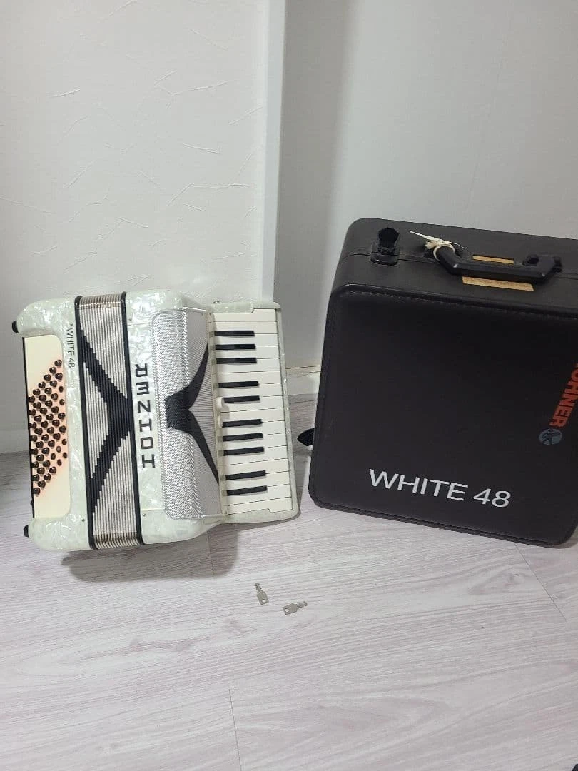 Hohner White 48 アコーディオン Hohner White 48 Accordion 34 Keys 48 Bass Buttons White Junk