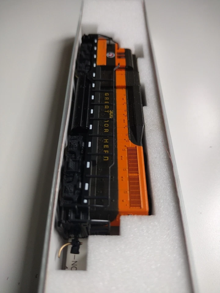 ATLAS N Scale Great Northern Locomotive EMD GP30 #4731 RD# 3012 - Image 3 of 4
