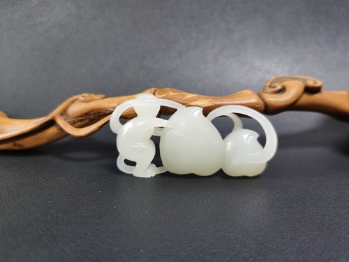 China Exquisite Natural Hetian Jade Hand-carved Monkey Peach YuPei Pendant - Picture 2 of 5