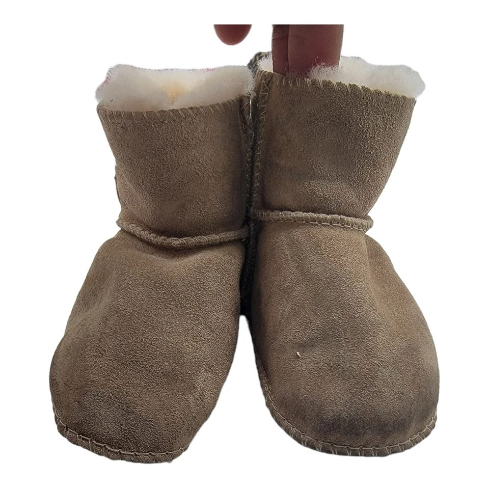 UGG Zapatos Niño Pequeño Talla M Australia Piel de Oveja Corto Invierno Botas de Nieve Bebé  Foto 2 de 4