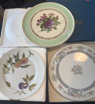Royal Worcester Teller x 2, Royal Tudor Platte. Platte hat Haarriss.