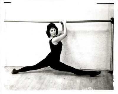 LMPE29 Original Photo FLEXIBLE ACTRESS SOPHIA LOREN SPLITS BALLET DANCE STUDIO