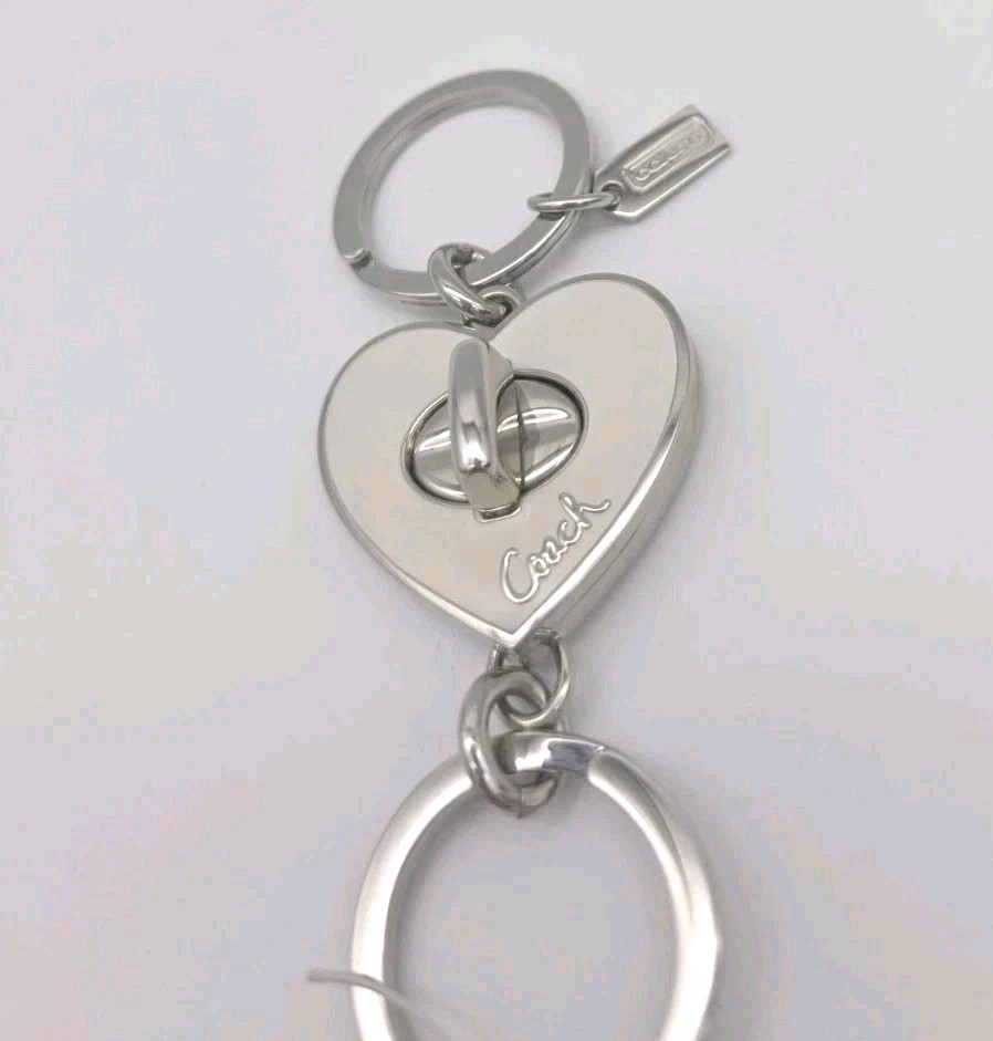 COACH RARE HEART TURN LOCK Valet Key Fob/Ring Enamel White NWT #65820 thumbnail 5