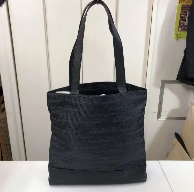 Borsa a tracolla Salvatore Ferragamo in pelle BRW tinta unita indossata