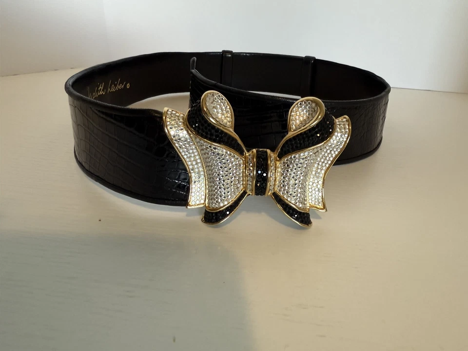 Cinturón ajustable de cuero de reptil negro Judith Leiber con lazo de cristal de Swarovski Foto 2 de 4
