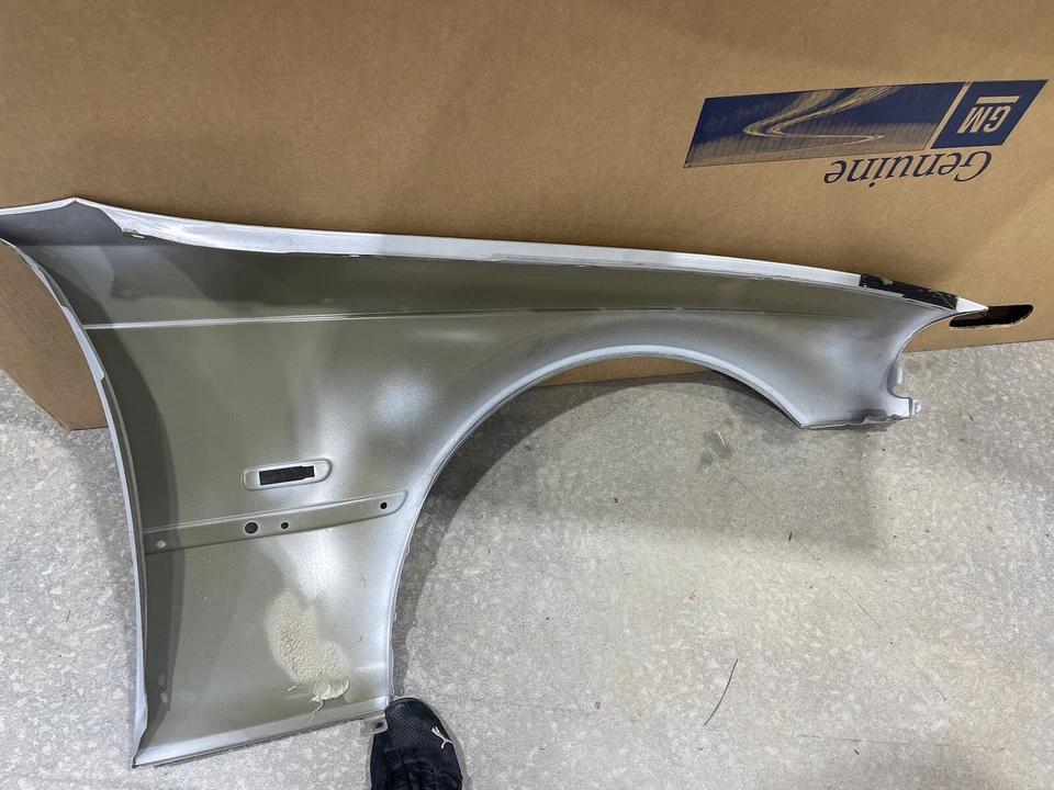 1996-1999 BMW 313i 323i 328i M3 левое переднее крыло с отверстием повторителя OEM. Б/У - Изображение 3 из 3