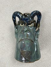 Jarra de cerámica "UGLY FACE" Wood Spirit esmalte multicolor 10" por Dal Burtchaell
