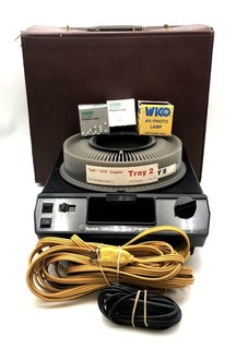 Vintage Kodak Carousel 4600 35mm Slide Projector With Case Tray Spare Bulbs