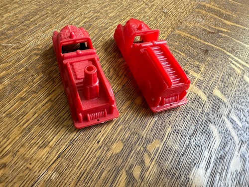 Pair Of VINTAGE 1950s RENWAL No 145 Small Fire Trucks - Picture 2 of 3