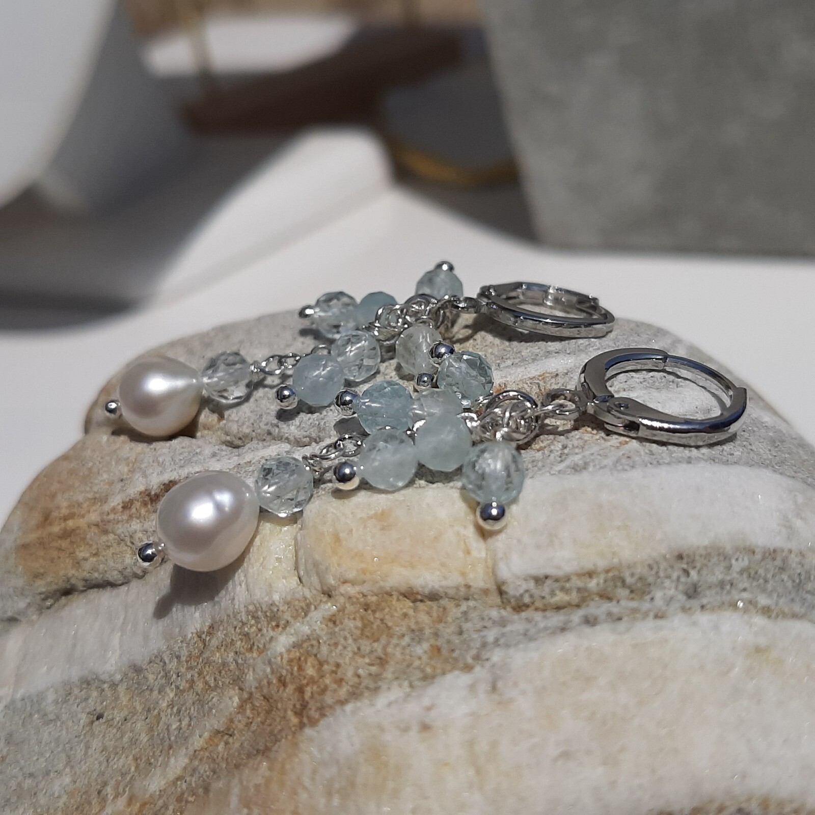Boucles d'oreilles dormeuses perle pierre précieuse aigue marine or blanc