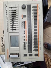Imagen de Roland TR-707 Digital Drum Machine, MIDI, 16 Pads, 1/4" In/Out, Cart