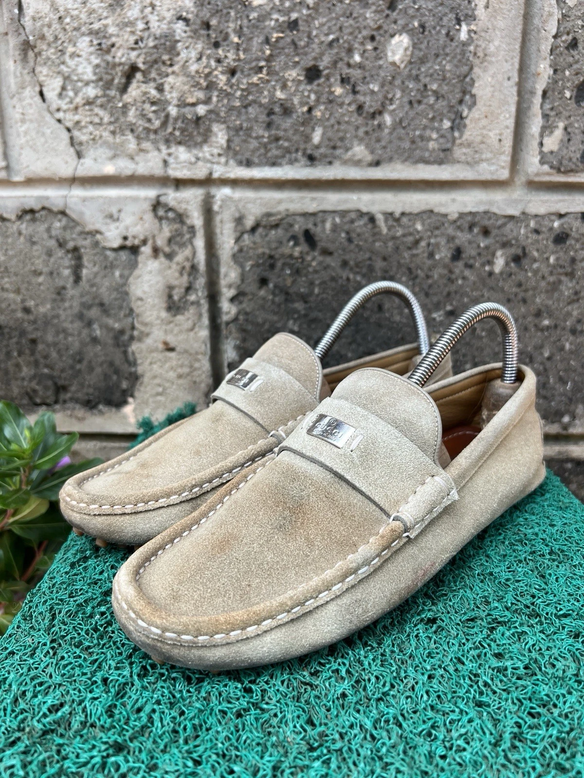 Mocassins de conduite Gucci gris en daim à enfiler taille US 6,5