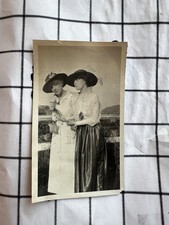 P102-1920s-Two Affectionate Young Beautiful Women-stylish wide brim hat