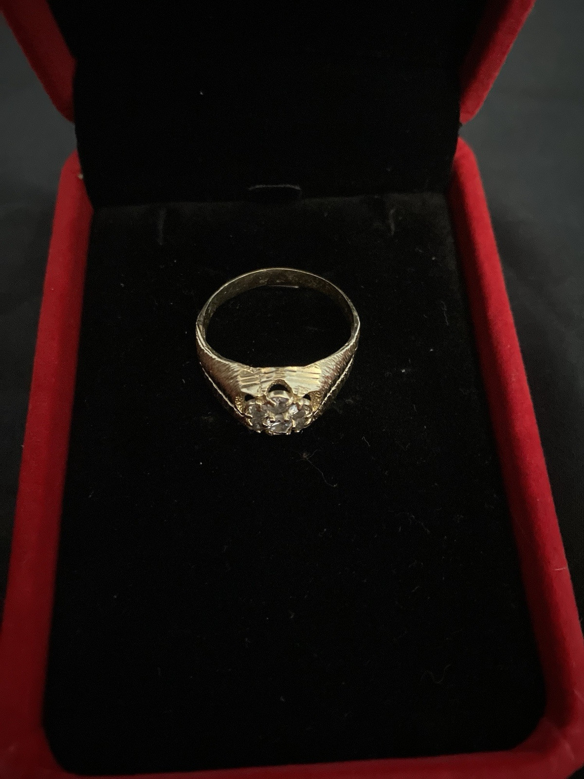 10kt Solid Gold Diamond cluster Ring Size 13.5   … - image 4