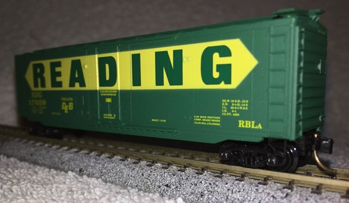 NEW MicroTrains 32320 "Reading RR" 50' Box Car (Road #17059) HUGE Graphics - Picture 2 of 9