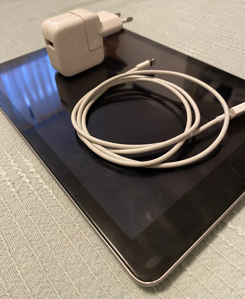 Apple iPad (5th generation) · 128GB · Wi-Fi, foto 2 di 5