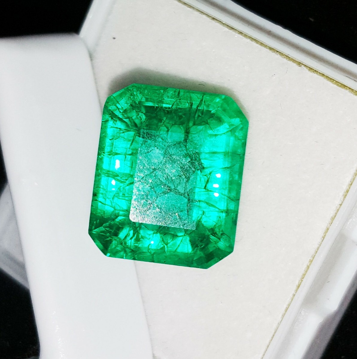 Émeraude Verte Naturelle 8,87 Carats - Pierre Précieuse Certifiée GIL, Provenance Colombie, Taille Excellente