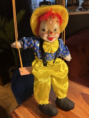 Vintage 80er Jahre schwingende Clown Puppe 34 cm Keramik Gesicht blau/gelb Outfit Auflösung