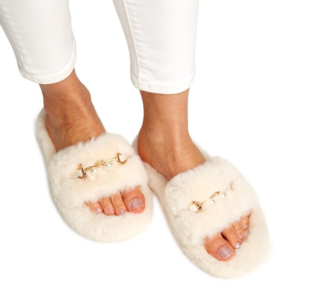 PANTOFOLA D’ORO 2 ciabatte chic bianche posh peluche con dettagli perlati e oro taglia 4 Pattumiera 23