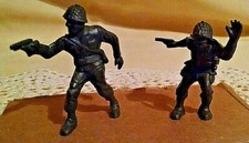 LIDO ARMY MEN SET 2 VINTAGE PLASTIC AIMING PISTOL WAVING CROUCHING DIORAMA USED.