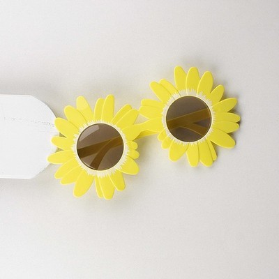 Kompakte Sonnenbrille in Blumenform, die kompromisslos ein Statement setzt