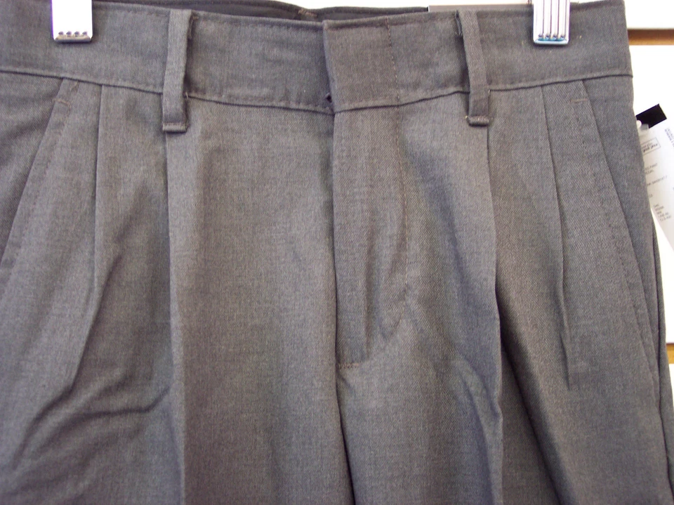 Pantalones plisados carbón Dockers para niños tallas 8 ajustados y 12 ajustados Foto 3 de 4