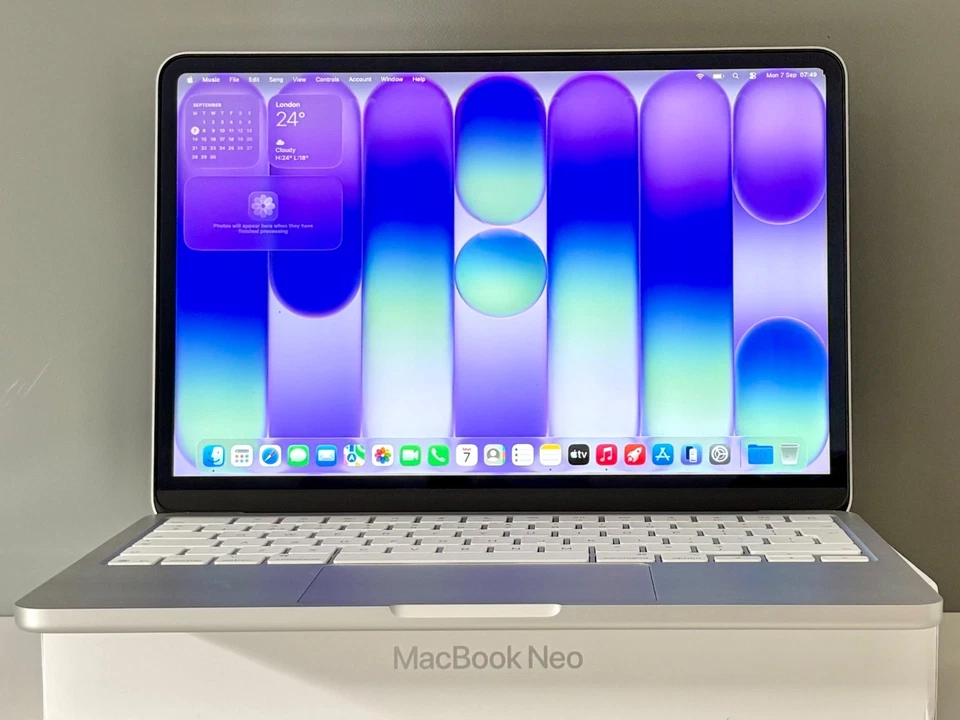 Apple MacBook Neo 13in Silver 8GB RAM 512GB SSD Touch ID 2026, photo 1 of 5
