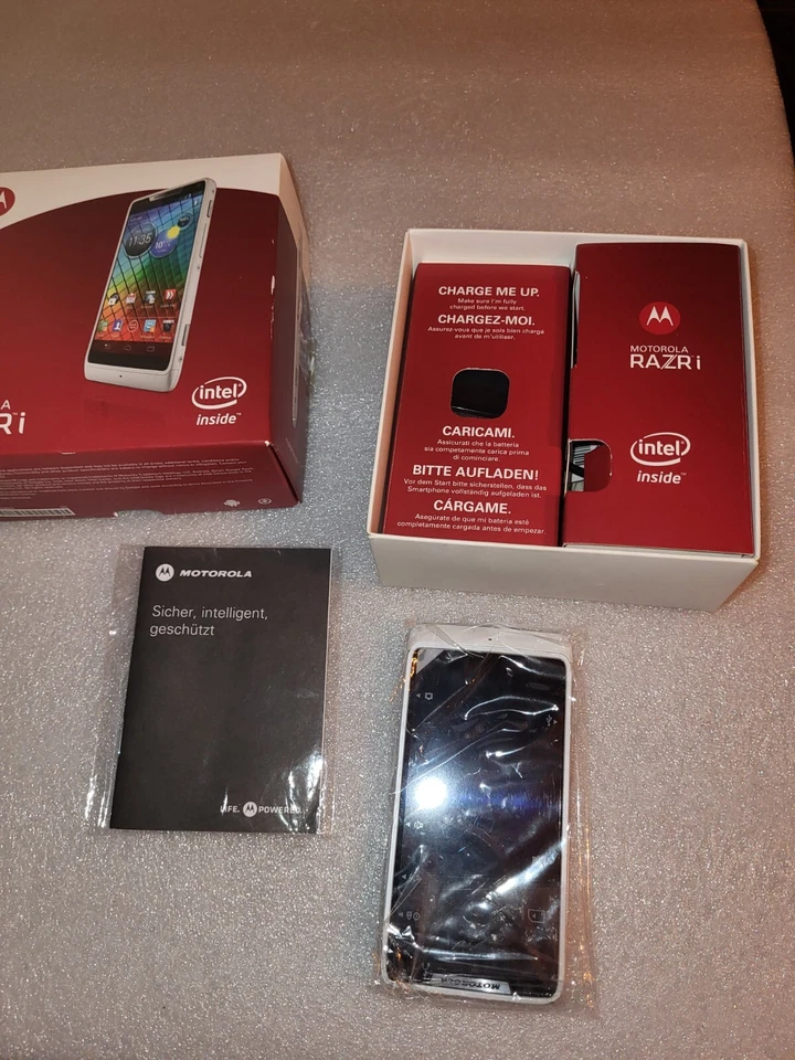 Motorola RAZR i  mit OVP!  - Bild 3 von 4