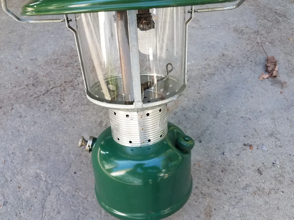 复古 1964 年 Coleman 220F 灯笼,完整,需要服务 — 第 2/4 张图片