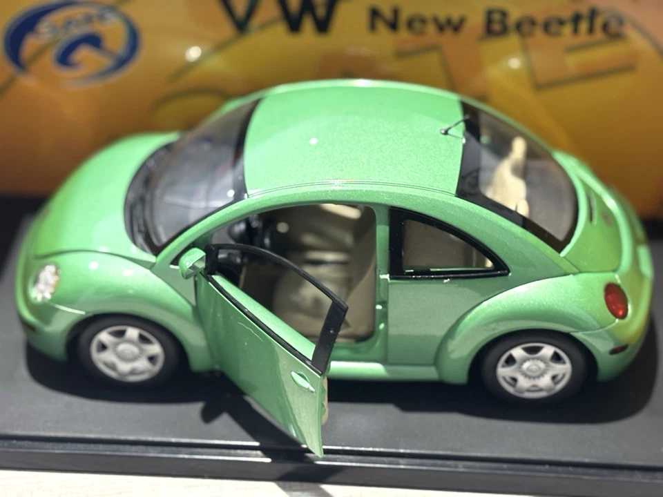 Modelos de puerta AUTO arte VW BEETLE 1/18 DieCast modelo de coche VOLKSWAGEN verde sin usar, en caja raro Foto 4 de 4