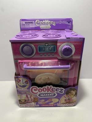 Cookeez Makery Cinnamon Treatz Oven Make A Surprise Pet Scented Surprise Plush