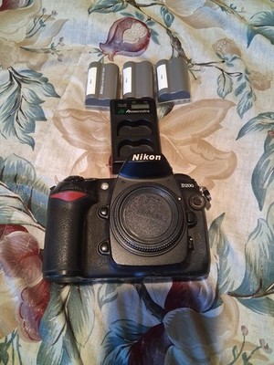 Nikon D200 10.2MP Digital SLR Camera-Black (Body Only) with 4 Batteries Charger