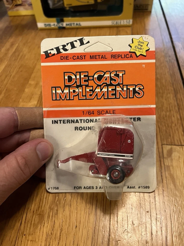 Tractor Ertl International 5088 1703 gris ruedas cosechadora bola redonda 1758 Foto 4 de 4