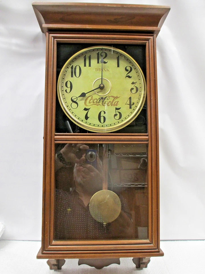 Vintage Coca Cola Clock Beautiful Cherry Wood and Glass, Regulator Pendulum - Image 3 of 4