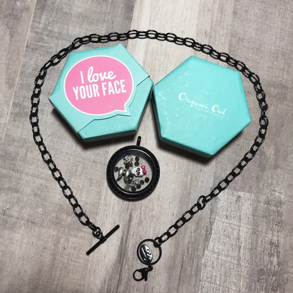 Collar Punk Motociclista Origami Negro Alas Calavera Swarovski Foto 2 de 4