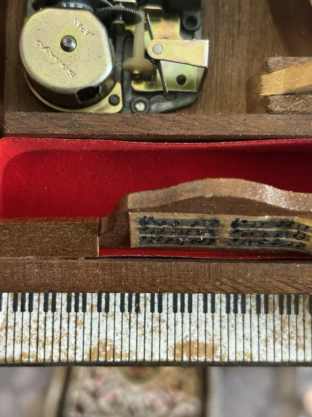 Lot Vintage Doll House Miniature Furniture Piano Rug Bed Dresser Music Box Table