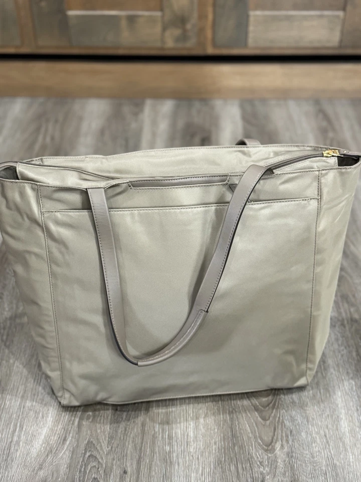Bolso de hombro Tumi de nailon beige Foto 4 de 4