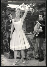 Schauspielerin Heidi Brühl lächelt im Kleid, Ansichtskarte 