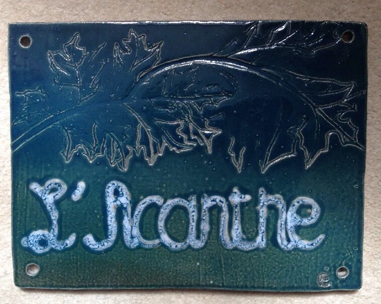 VINTAGE FRENCH CERAMIC HOUSE SHOP SIGN NAME L'ACANTHE ACANTHUS LEAF PLAQUE RUSTI - Image 3 of 4