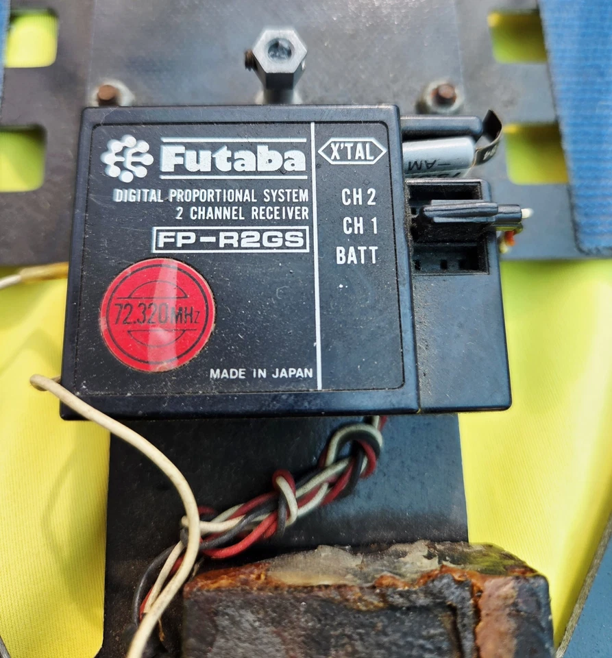 BOLINK ELIMINATOR AND FUTABA RC CAR CHASIS WHIT SHELL FOR PARTS VINTAGE 80'S - Image 3 of 4