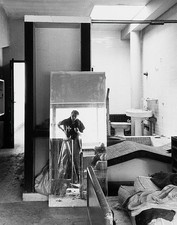 Foto: [Balthazar Korab allo specchio a Villa Savoye, Poissy, Francia]